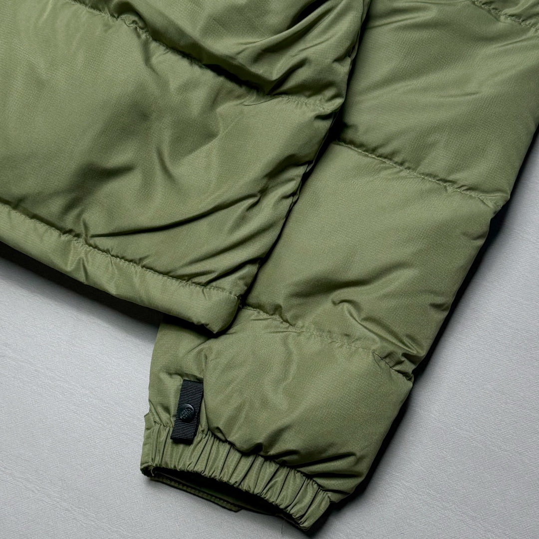 图片[8]-＃K版暖冬福利 全年售后 THE NORTH FACE 1996 Nuptse 北面经典拼色系列户外羽绒服 全程亲手操刀全程跟踪自主订单 纯正美版原版开发回避市场错误版型雷区 中高端提平台外贸客户首选版本 细节领先市场 专治各种艺术家臭毛病 超低售后率 万件现货 稳定供应 永不断码 独家定制特调绒区分市面低价棉服 充绒380克以上蓬松饱和度上手秒懂 辅料材料均独家定制区分市场粗材劣质 原版定制防水面料随意检测区分市场 全新定制主标NFC 可随意自主手机检测 尺码：XS-XXL 黑色有3XL 粉色XS-XL-选品中心