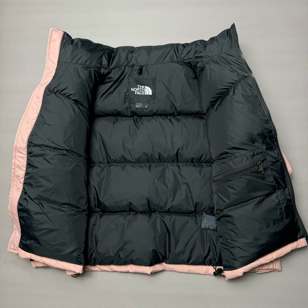 图片[3]-＃K版暖冬福利 全年售后 THE NORTH FACE 1996 Nuptse 北面经典拼色系列户外羽绒服 全程亲手操刀全程跟踪自主订单 纯正美版原版开发回避市场错误版型雷区 中高端提平台外贸客户首选版本 细节领先市场 专治各种艺术家臭毛病 超低售后率 万件现货 稳定供应 永不断码 独家定制特调绒区分市面低价棉服 充绒380克以上蓬松饱和度上手秒懂 辅料材料均独家定制区分市场粗材劣质 原版定制防水面料随意检测区分市场 全新定制主标NFC 可随意自主手机检测 尺码：XS-XXL 黑色有3XL 粉色XS-XL-选品中心