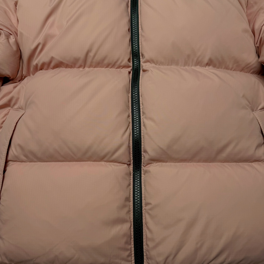 图片[10]-＃K版暖冬福利 全年售后 THE NORTH FACE 1996 Nuptse 北面经典拼色系列户外羽绒服 全程亲手操刀全程跟踪自主订单 纯正美版原版开发回避市场错误版型雷区 中高端提平台外贸客户首选版本 细节领先市场 专治各种艺术家臭毛病 超低售后率 万件现货 稳定供应 永不断码 独家定制特调绒区分市面低价棉服 充绒380克以上蓬松饱和度上手秒懂 辅料材料均独家定制区分市场粗材劣质 原版定制防水面料随意检测区分市场 全新定制主标NFC 可随意自主手机检测 尺码：XS-XXL 黑色有3XL 粉色XS-XL-选品中心