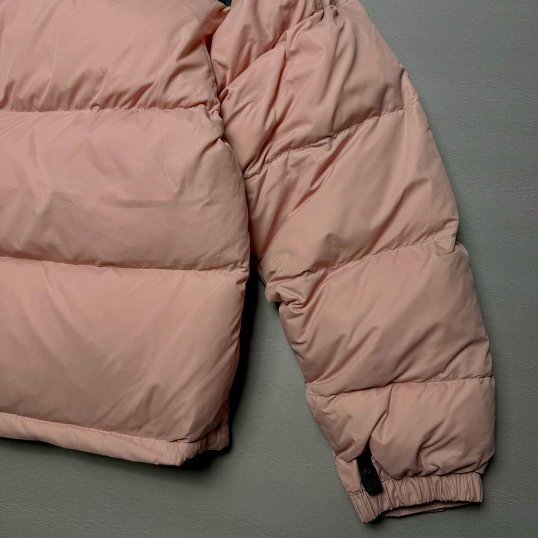 图片[6]-＃K版暖冬福利 全年售后 THE NORTH FACE 1996 Nuptse 北面经典拼色系列户外羽绒服 全程亲手操刀全程跟踪自主订单 纯正美版原版开发回避市场错误版型雷区 中高端提平台外贸客户首选版本 细节领先市场 专治各种艺术家臭毛病 超低售后率 万件现货 稳定供应 永不断码 独家定制特调绒区分市面低价棉服 充绒380克以上蓬松饱和度上手秒懂 辅料材料均独家定制区分市场粗材劣质 原版定制防水面料随意检测区分市场 全新定制主标NFC 可随意自主手机检测 尺码：XS-XXL 黑色有3XL 粉色XS-XL-选品中心