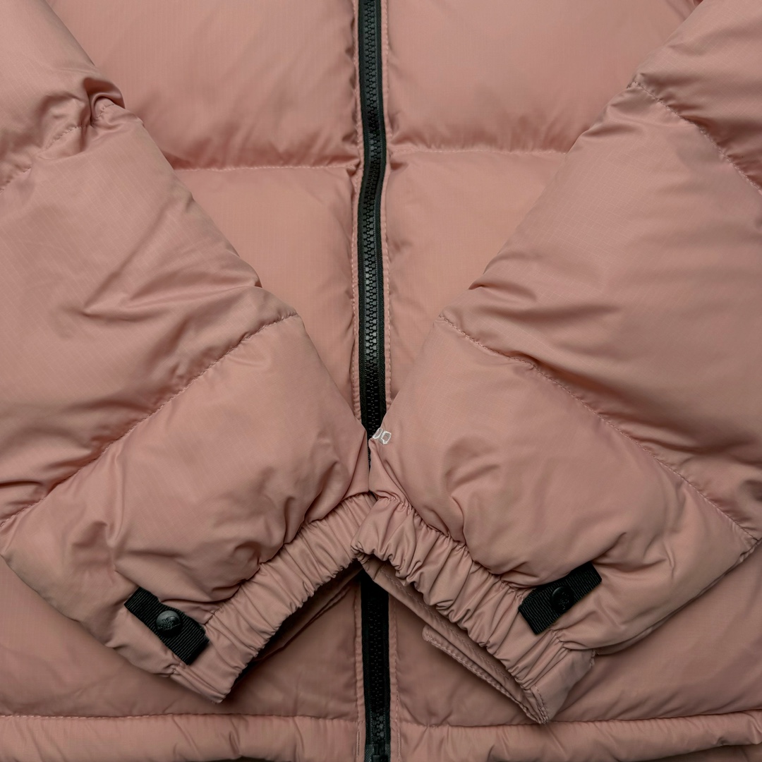 图片[11]-＃K版暖冬福利 全年售后 THE NORTH FACE 1996 Nuptse 北面经典拼色系列户外羽绒服 全程亲手操刀全程跟踪自主订单 纯正美版原版开发回避市场错误版型雷区 中高端提平台外贸客户首选版本 细节领先市场 专治各种艺术家臭毛病 超低售后率 万件现货 稳定供应 永不断码 独家定制特调绒区分市面低价棉服 充绒380克以上蓬松饱和度上手秒懂 辅料材料均独家定制区分市场粗材劣质 原版定制防水面料随意检测区分市场 全新定制主标NFC 可随意自主手机检测 尺码：XS-XXL 黑色有3XL 粉色XS-XL-选品中心