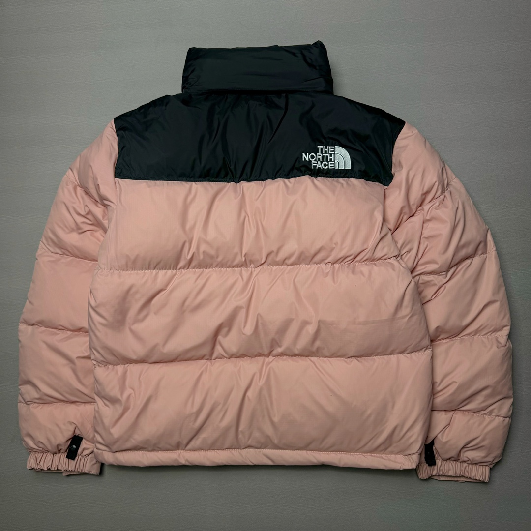 图片[2]-＃K版暖冬福利 全年售后 THE NORTH FACE 1996 Nuptse 北面经典拼色系列户外羽绒服 全程亲手操刀全程跟踪自主订单 纯正美版原版开发回避市场错误版型雷区 中高端提平台外贸客户首选版本 细节领先市场 专治各种艺术家臭毛病 超低售后率 万件现货 稳定供应 永不断码 独家定制特调绒区分市面低价棉服 充绒380克以上蓬松饱和度上手秒懂 辅料材料均独家定制区分市场粗材劣质 原版定制防水面料随意检测区分市场 全新定制主标NFC 可随意自主手机检测 尺码：XS-XXL 黑色有3XL 粉色XS-XL-选品中心