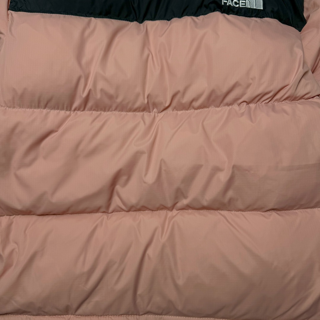 图片[4]-＃K版暖冬福利 全年售后 THE NORTH FACE 1996 Nuptse 北面经典拼色系列户外羽绒服 全程亲手操刀全程跟踪自主订单 纯正美版原版开发回避市场错误版型雷区 中高端提平台外贸客户首选版本 细节领先市场 专治各种艺术家臭毛病 超低售后率 万件现货 稳定供应 永不断码 独家定制特调绒区分市面低价棉服 充绒380克以上蓬松饱和度上手秒懂 辅料材料均独家定制区分市场粗材劣质 原版定制防水面料随意检测区分市场 全新定制主标NFC 可随意自主手机检测 尺码：XS-XXL 黑色有3XL 粉色XS-XL-选品中心
