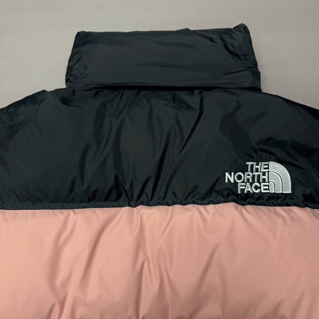 图片[5]-＃K版暖冬福利 全年售后 THE NORTH FACE 1996 Nuptse 北面经典拼色系列户外羽绒服 全程亲手操刀全程跟踪自主订单 纯正美版原版开发回避市场错误版型雷区 中高端提平台外贸客户首选版本 细节领先市场 专治各种艺术家臭毛病 超低售后率 万件现货 稳定供应 永不断码 独家定制特调绒区分市面低价棉服 充绒380克以上蓬松饱和度上手秒懂 辅料材料均独家定制区分市场粗材劣质 原版定制防水面料随意检测区分市场 全新定制主标NFC 可随意自主手机检测 尺码：XS-XXL 黑色有3XL 粉色XS-XL-选品中心