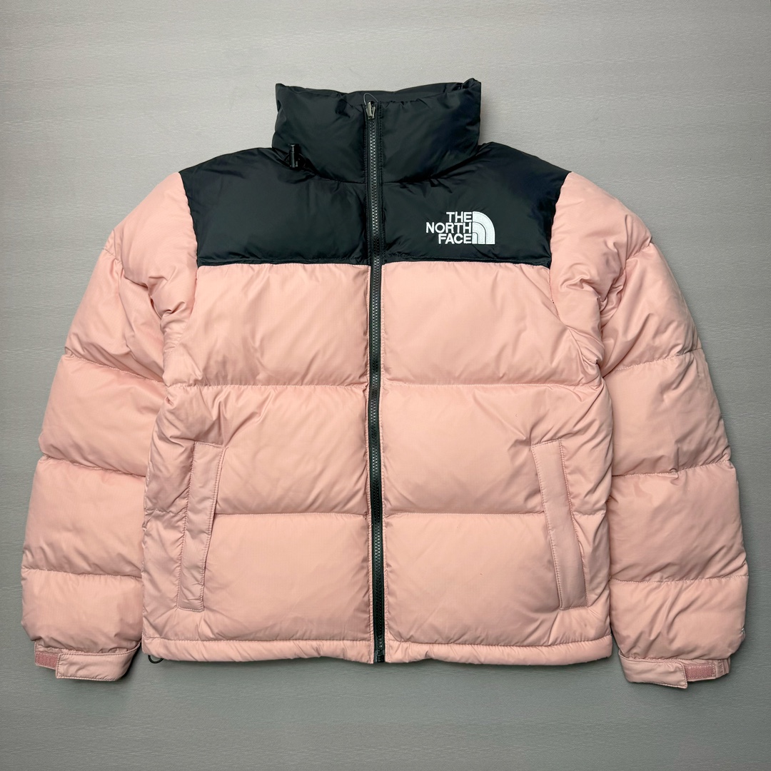 ＃K版暖冬福利 全年售后 THE NORTH FACE 1996 Nuptse 北面经典拼色系列户外羽绒服 全程亲手操刀全程跟踪自主订单 纯正美版原版开发回避市场错误版型雷区 中高端提平台外贸客户首选版本 细节领先市场 专治各种艺术家臭毛病 超低售后率 万件现货 稳定供应 永不断码 独家定制特调绒区分市面低价棉服 充绒380克以上蓬松饱和度上手秒懂 辅料材料均独家定制区分市场粗材劣质 原版定制防水面料随意检测区分市场 全新定制主标NFC 可随意自主手机检测 尺码：XS-XXL 黑色有3XL 粉色XS-XL-选品中心