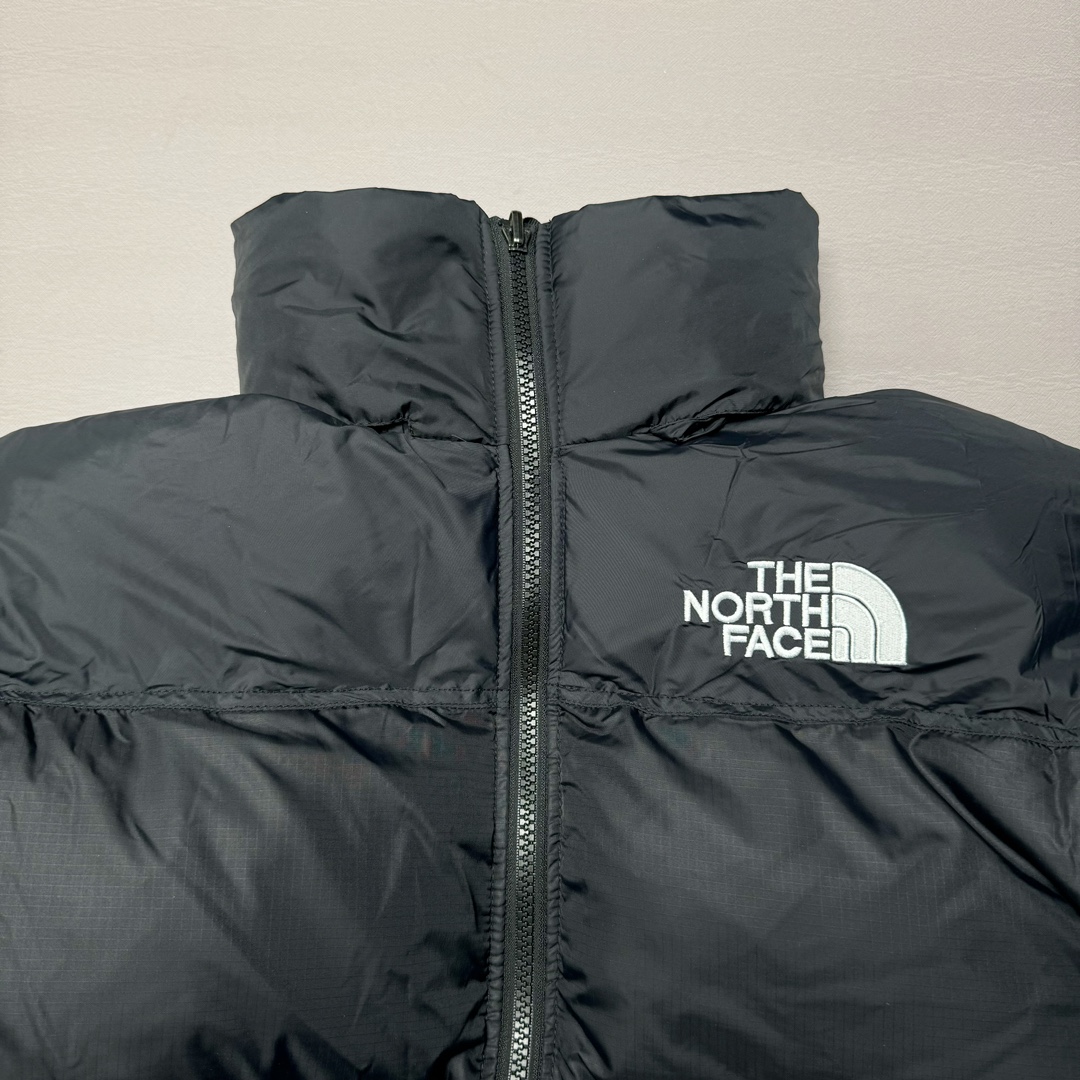 图片[4]-＃K版暖冬福利 全年售后 THE NORTH FACE 1996 Nuptse 北面经典拼色系列户外羽绒服 全程亲手操刀全程跟踪自主订单 纯正美版原版开发回避市场错误版型雷区 中高端提平台外贸客户首选版本 细节领先市场 专治各种艺术家臭毛病 超低售后率 万件现货 稳定供应 永不断码 独家定制特调绒区分市面低价棉服 充绒380克以上蓬松饱和度上手秒懂 辅料材料均独家定制区分市场粗材劣质 原版定制防水面料随意检测区分市场 全新定制主标NFC 可随意自主手机检测 尺码：XS-XXL 黑色有3XL 粉色XS-XL-选品中心