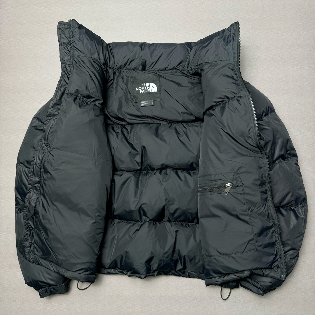 图片[3]-＃K版暖冬福利 全年售后 THE NORTH FACE 1996 Nuptse 北面经典拼色系列户外羽绒服 全程亲手操刀全程跟踪自主订单 纯正美版原版开发回避市场错误版型雷区 中高端提平台外贸客户首选版本 细节领先市场 专治各种艺术家臭毛病 超低售后率 万件现货 稳定供应 永不断码 独家定制特调绒区分市面低价棉服 充绒380克以上蓬松饱和度上手秒懂 辅料材料均独家定制区分市场粗材劣质 原版定制防水面料随意检测区分市场 全新定制主标NFC 可随意自主手机检测 尺码：XS-XXL 黑色有3XL 粉色XS-XL-选品中心