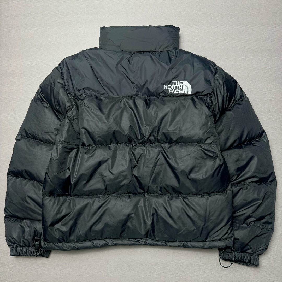 图片[2]-＃K版暖冬福利 全年售后 THE NORTH FACE 1996 Nuptse 北面经典拼色系列户外羽绒服 全程亲手操刀全程跟踪自主订单 纯正美版原版开发回避市场错误版型雷区 中高端提平台外贸客户首选版本 细节领先市场 专治各种艺术家臭毛病 超低售后率 万件现货 稳定供应 永不断码 独家定制特调绒区分市面低价棉服 充绒380克以上蓬松饱和度上手秒懂 辅料材料均独家定制区分市场粗材劣质 原版定制防水面料随意检测区分市场 全新定制主标NFC 可随意自主手机检测 尺码：XS-XXL 黑色有3XL 粉色XS-XL-选品中心