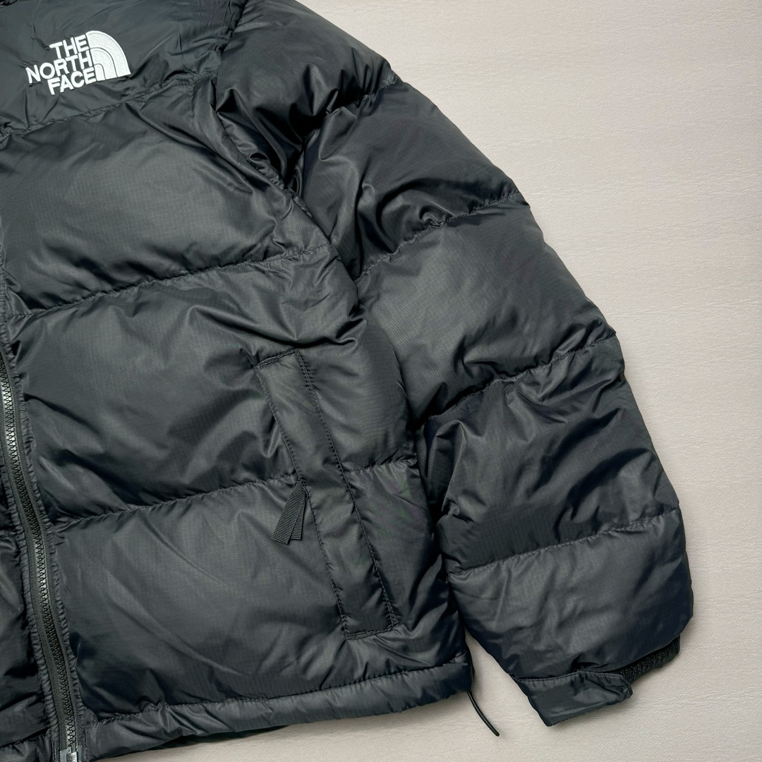 图片[7]-＃K版暖冬福利 全年售后 THE NORTH FACE 1996 Nuptse 北面经典拼色系列户外羽绒服 全程亲手操刀全程跟踪自主订单 纯正美版原版开发回避市场错误版型雷区 中高端提平台外贸客户首选版本 细节领先市场 专治各种艺术家臭毛病 超低售后率 万件现货 稳定供应 永不断码 独家定制特调绒区分市面低价棉服 充绒380克以上蓬松饱和度上手秒懂 辅料材料均独家定制区分市场粗材劣质 原版定制防水面料随意检测区分市场 全新定制主标NFC 可随意自主手机检测 尺码：XS-XXL 黑色有3XL 粉色XS-XL-选品中心