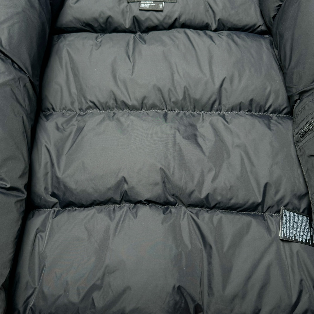 图片[9]-＃K版暖冬福利 全年售后 THE NORTH FACE 1996 Nuptse 北面经典拼色系列户外羽绒服 全程亲手操刀全程跟踪自主订单 纯正美版原版开发回避市场错误版型雷区 中高端提平台外贸客户首选版本 细节领先市场 专治各种艺术家臭毛病 超低售后率 万件现货 稳定供应 永不断码 独家定制特调绒区分市面低价棉服 充绒380克以上蓬松饱和度上手秒懂 辅料材料均独家定制区分市场粗材劣质 原版定制防水面料随意检测区分市场 全新定制主标NFC 可随意自主手机检测 尺码：XS-XXL 黑色有3XL 粉色XS-XL-选品中心