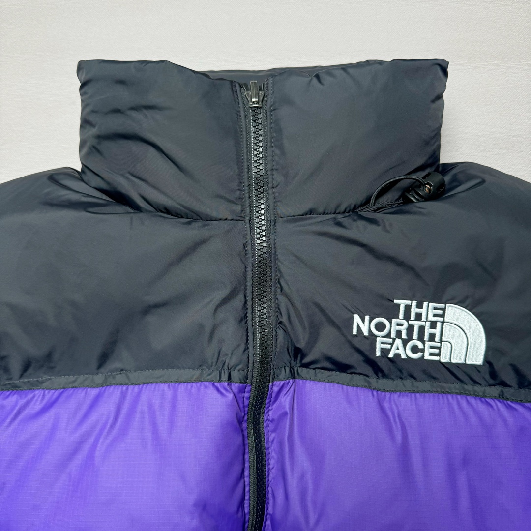图片[6]-＃K版暖冬福利 全年售后 THE NORTH FACE 1996 Nuptse 北面经典拼色系列户外羽绒服 全程亲手操刀全程跟踪自主订单 纯正美版原版开发回避市场错误版型雷区 中高端提平台外贸客户首选版本 细节领先市场 专治各种艺术家臭毛病 超低售后率 万件现货 稳定供应 永不断码 独家定制特调绒区分市面低价棉服 充绒380克以上蓬松饱和度上手秒懂 辅料材料均独家定制区分市场粗材劣质 原版定制防水面料随意检测区分市场 全新定制主标NFC 可随意自主手机检测 尺码：XS-XXL 黑色有3XL 粉色XS-XL-选品中心