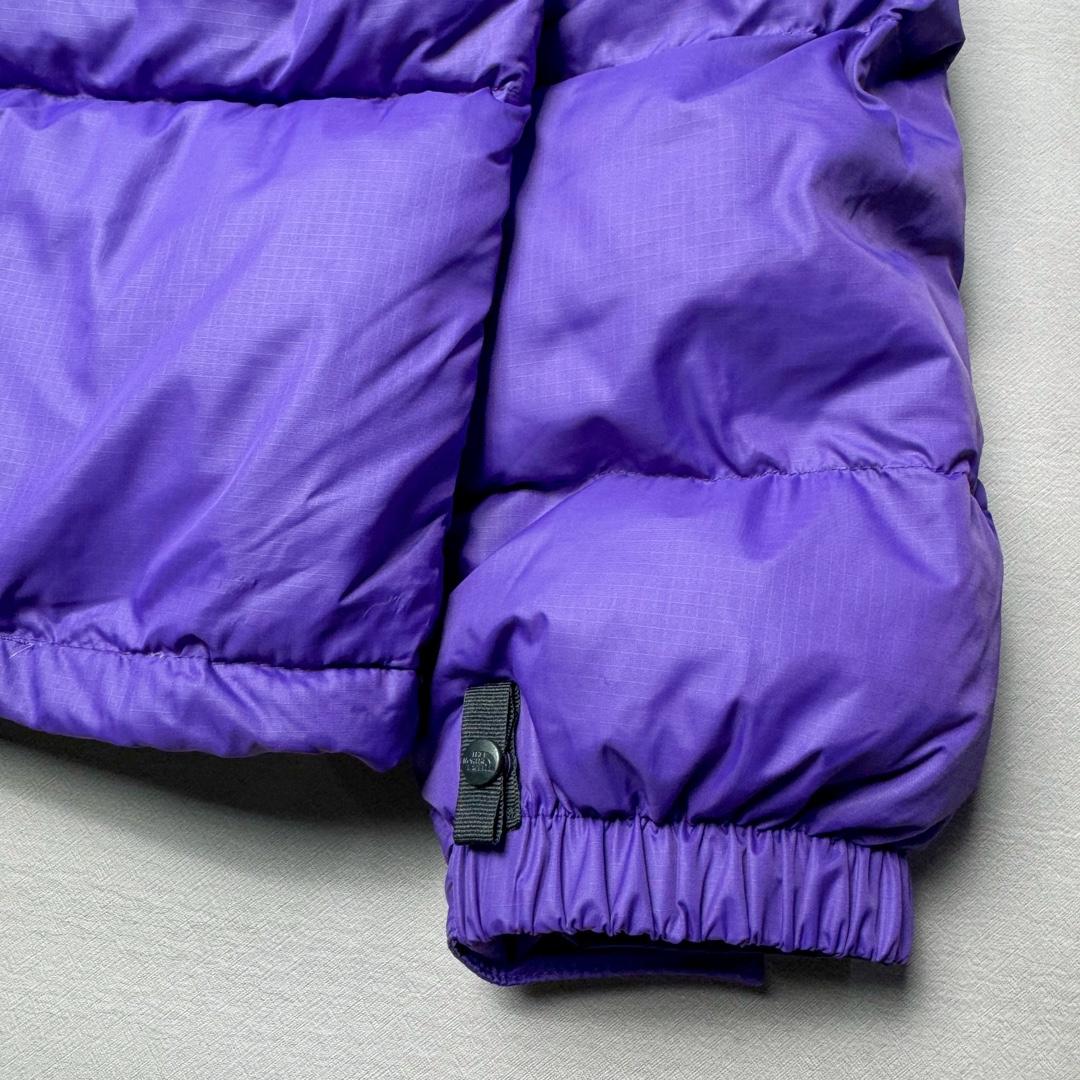 图片[4]-＃K版暖冬福利 全年售后 THE NORTH FACE 1996 Nuptse 北面经典拼色系列户外羽绒服 全程亲手操刀全程跟踪自主订单 纯正美版原版开发回避市场错误版型雷区 中高端提平台外贸客户首选版本 细节领先市场 专治各种艺术家臭毛病 超低售后率 万件现货 稳定供应 永不断码 独家定制特调绒区分市面低价棉服 充绒380克以上蓬松饱和度上手秒懂 辅料材料均独家定制区分市场粗材劣质 原版定制防水面料随意检测区分市场 全新定制主标NFC 可随意自主手机检测 尺码：XS-XXL 黑色有3XL 粉色XS-XL-选品中心
