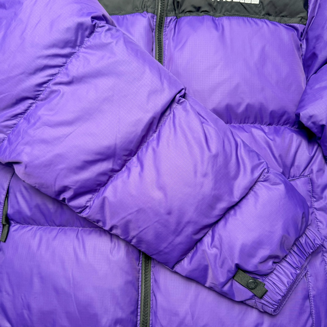 图片[9]-＃K版暖冬福利 全年售后 THE NORTH FACE 1996 Nuptse 北面经典拼色系列户外羽绒服 全程亲手操刀全程跟踪自主订单 纯正美版原版开发回避市场错误版型雷区 中高端提平台外贸客户首选版本 细节领先市场 专治各种艺术家臭毛病 超低售后率 万件现货 稳定供应 永不断码 独家定制特调绒区分市面低价棉服 充绒380克以上蓬松饱和度上手秒懂 辅料材料均独家定制区分市场粗材劣质 原版定制防水面料随意检测区分市场 全新定制主标NFC 可随意自主手机检测 尺码：XS-XXL 黑色有3XL 粉色XS-XL-选品中心
