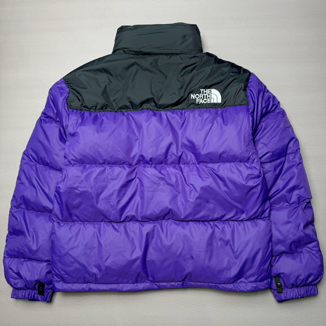 图片[2]-＃K版暖冬福利 全年售后 THE NORTH FACE 1996 Nuptse 北面经典拼色系列户外羽绒服 全程亲手操刀全程跟踪自主订单 纯正美版原版开发回避市场错误版型雷区 中高端提平台外贸客户首选版本 细节领先市场 专治各种艺术家臭毛病 超低售后率 万件现货 稳定供应 永不断码 独家定制特调绒区分市面低价棉服 充绒380克以上蓬松饱和度上手秒懂 辅料材料均独家定制区分市场粗材劣质 原版定制防水面料随意检测区分市场 全新定制主标NFC 可随意自主手机检测 尺码：XS-XXL 黑色有3XL 粉色XS-XL-选品中心