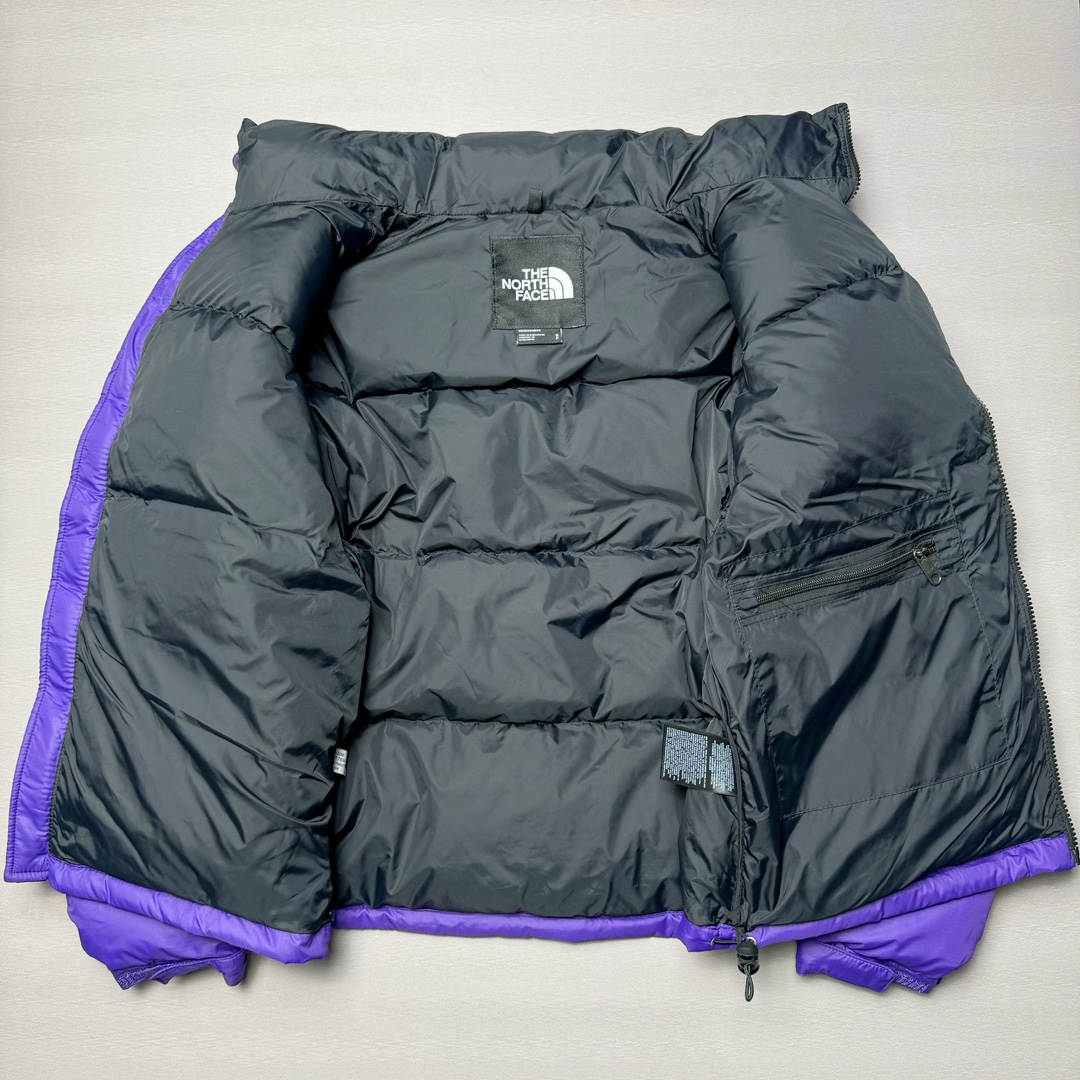 图片[3]-＃K版暖冬福利 全年售后 THE NORTH FACE 1996 Nuptse 北面经典拼色系列户外羽绒服 全程亲手操刀全程跟踪自主订单 纯正美版原版开发回避市场错误版型雷区 中高端提平台外贸客户首选版本 细节领先市场 专治各种艺术家臭毛病 超低售后率 万件现货 稳定供应 永不断码 独家定制特调绒区分市面低价棉服 充绒380克以上蓬松饱和度上手秒懂 辅料材料均独家定制区分市场粗材劣质 原版定制防水面料随意检测区分市场 全新定制主标NFC 可随意自主手机检测 尺码：XS-XXL 黑色有3XL 粉色XS-XL-选品中心