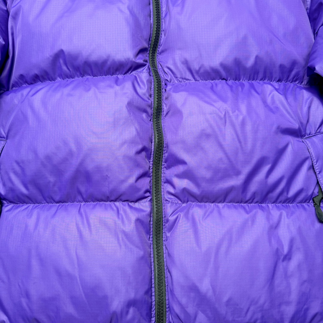 图片[8]-＃K版暖冬福利 全年售后 THE NORTH FACE 1996 Nuptse 北面经典拼色系列户外羽绒服 全程亲手操刀全程跟踪自主订单 纯正美版原版开发回避市场错误版型雷区 中高端提平台外贸客户首选版本 细节领先市场 专治各种艺术家臭毛病 超低售后率 万件现货 稳定供应 永不断码 独家定制特调绒区分市面低价棉服 充绒380克以上蓬松饱和度上手秒懂 辅料材料均独家定制区分市场粗材劣质 原版定制防水面料随意检测区分市场 全新定制主标NFC 可随意自主手机检测 尺码：XS-XXL 黑色有3XL 粉色XS-XL-选品中心