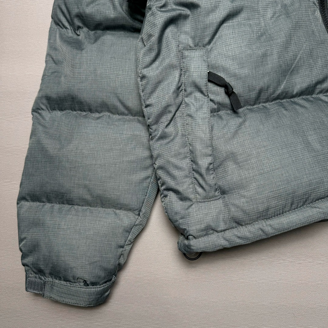 图片[7]-＃K版暖冬福利 全年售后 THE NORTH FACE 1996 Nuptse 北面经典拼色系列户外羽绒服 全程亲手操刀全程跟踪自主订单 纯正美版原版开发回避市场错误版型雷区 中高端提平台外贸客户首选版本 细节领先市场 专治各种艺术家臭毛病 超低售后率 万件现货 稳定供应 永不断码 独家定制特调绒区分市面低价棉服 充绒380克以上蓬松饱和度上手秒懂 辅料材料均独家定制区分市场粗材劣质 原版定制防水面料随意检测区分市场 全新定制主标NFC 可随意自主手机检测 尺码：XS-XXL 黑色有3XL 粉色XS-XL-选品中心