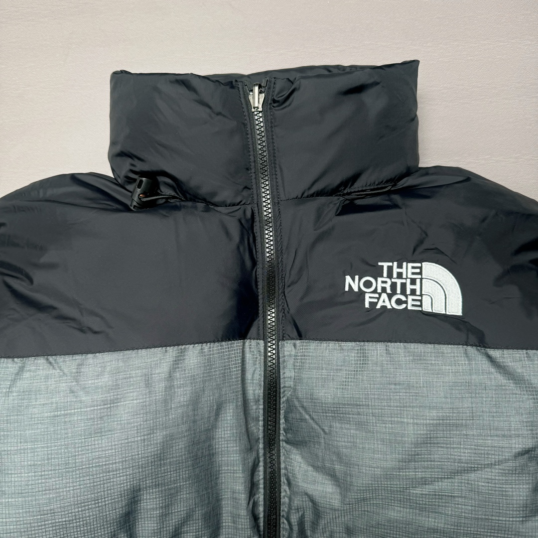 图片[4]-＃K版暖冬福利 全年售后 THE NORTH FACE 1996 Nuptse 北面经典拼色系列户外羽绒服 全程亲手操刀全程跟踪自主订单 纯正美版原版开发回避市场错误版型雷区 中高端提平台外贸客户首选版本 细节领先市场 专治各种艺术家臭毛病 超低售后率 万件现货 稳定供应 永不断码 独家定制特调绒区分市面低价棉服 充绒380克以上蓬松饱和度上手秒懂 辅料材料均独家定制区分市场粗材劣质 原版定制防水面料随意检测区分市场 全新定制主标NFC 可随意自主手机检测 尺码：XS-XXL 黑色有3XL 粉色XS-XL-选品中心