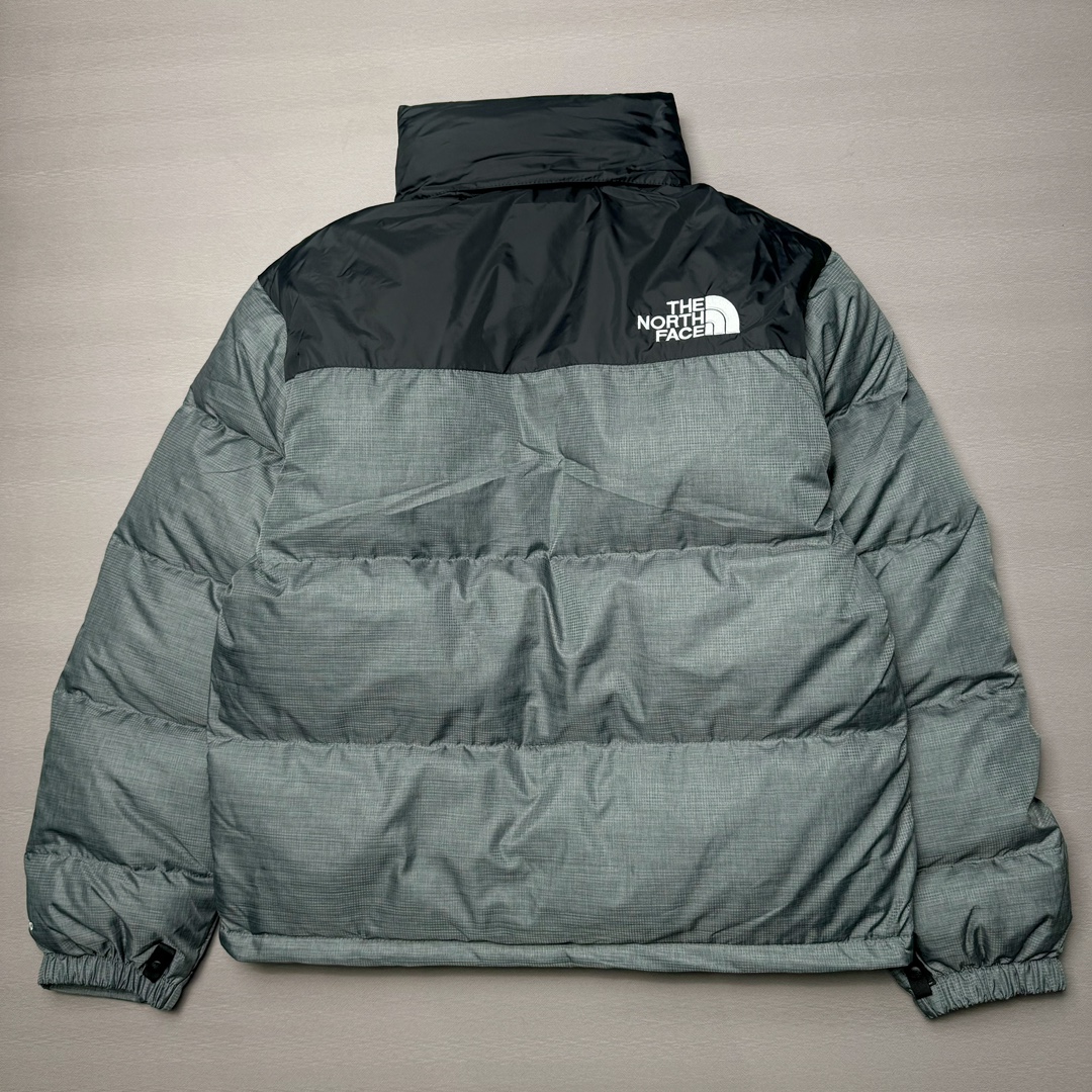 图片[2]-＃K版暖冬福利 全年售后 THE NORTH FACE 1996 Nuptse 北面经典拼色系列户外羽绒服 全程亲手操刀全程跟踪自主订单 纯正美版原版开发回避市场错误版型雷区 中高端提平台外贸客户首选版本 细节领先市场 专治各种艺术家臭毛病 超低售后率 万件现货 稳定供应 永不断码 独家定制特调绒区分市面低价棉服 充绒380克以上蓬松饱和度上手秒懂 辅料材料均独家定制区分市场粗材劣质 原版定制防水面料随意检测区分市场 全新定制主标NFC 可随意自主手机检测 尺码：XS-XXL 黑色有3XL 粉色XS-XL-选品中心