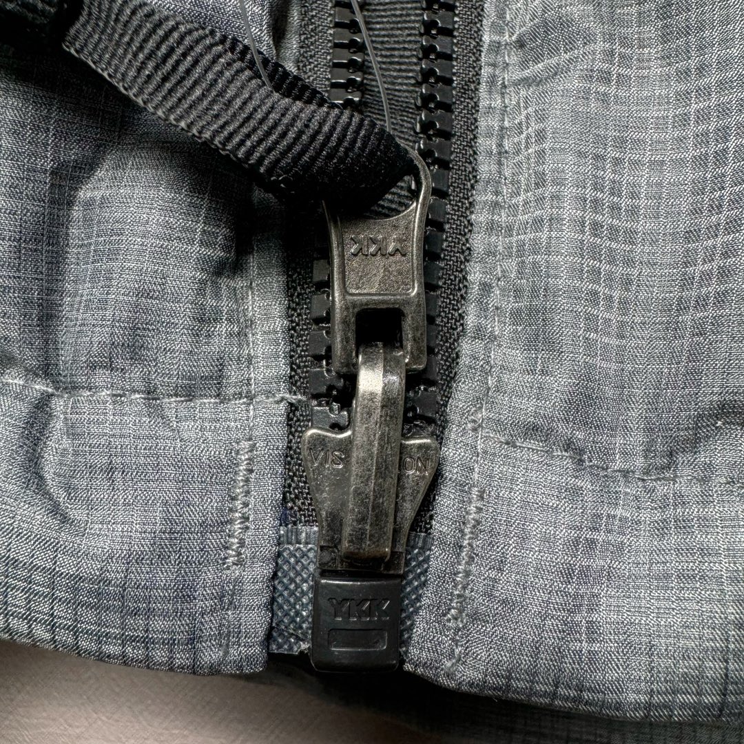 图片[13]-＃K版暖冬福利 全年售后 THE NORTH FACE 1996 Nuptse 北面经典拼色系列户外羽绒服 全程亲手操刀全程跟踪自主订单 纯正美版原版开发回避市场错误版型雷区 中高端提平台外贸客户首选版本 细节领先市场 专治各种艺术家臭毛病 超低售后率 万件现货 稳定供应 永不断码 独家定制特调绒区分市面低价棉服 充绒380克以上蓬松饱和度上手秒懂 辅料材料均独家定制区分市场粗材劣质 原版定制防水面料随意检测区分市场 全新定制主标NFC 可随意自主手机检测 尺码：XS-XXL 黑色有3XL 粉色XS-XL-选品中心