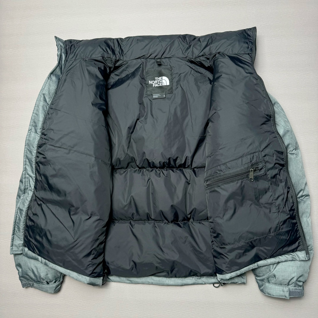 图片[3]-＃K版暖冬福利 全年售后 THE NORTH FACE 1996 Nuptse 北面经典拼色系列户外羽绒服 全程亲手操刀全程跟踪自主订单 纯正美版原版开发回避市场错误版型雷区 中高端提平台外贸客户首选版本 细节领先市场 专治各种艺术家臭毛病 超低售后率 万件现货 稳定供应 永不断码 独家定制特调绒区分市面低价棉服 充绒380克以上蓬松饱和度上手秒懂 辅料材料均独家定制区分市场粗材劣质 原版定制防水面料随意检测区分市场 全新定制主标NFC 可随意自主手机检测 尺码：XS-XXL 黑色有3XL 粉色XS-XL-选品中心