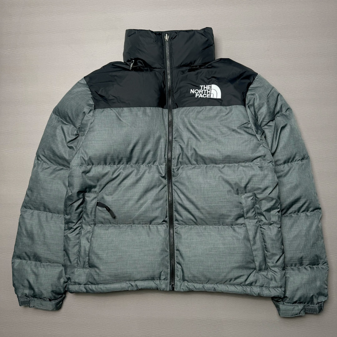 ＃K版暖冬福利 全年售后 THE NORTH FACE 1996 Nuptse 北面经典拼色系列户外羽绒服 全程亲手操刀全程跟踪自主订单 纯正美版原版开发回避市场错误版型雷区 中高端提平台外贸客户首选版本 细节领先市场 专治各种艺术家臭毛病 超低售后率 万件现货 稳定供应 永不断码 独家定制特调绒区分市面低价棉服 充绒380克以上蓬松饱和度上手秒懂 辅料材料均独家定制区分市场粗材劣质 原版定制防水面料随意检测区分市场 全新定制主标NFC 可随意自主手机检测 尺码：XS-XXL 黑色有3XL 粉色XS-XL-选品中心