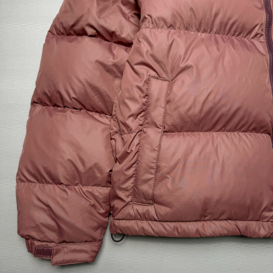图片[9]-＃K版暖冬福利 全年售后 THE NORTH FACE 1996 Nuptse 北面经典拼色系列户外羽绒服 全程亲手操刀全程跟踪自主订单 纯正美版原版开发回避市场错误版型雷区 中高端提平台外贸客户首选版本 细节领先市场 专治各种艺术家臭毛病 超低售后率 万件现货 稳定供应 永不断码 独家定制特调绒区分市面低价棉服 充绒380克以上蓬松饱和度上手秒懂 辅料材料均独家定制区分市场粗材劣质 原版定制防水面料随意检测区分市场 全新定制主标NFC 可随意自主手机检测 尺码：XS-XXL 黑色有3XL 粉色XS-XL-选品中心