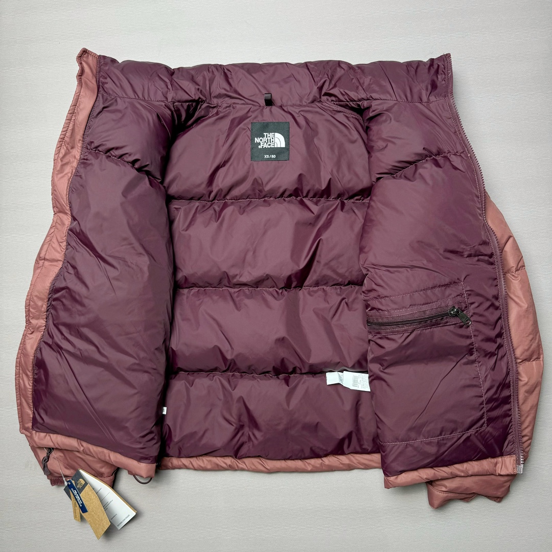 图片[3]-＃K版暖冬福利 全年售后 THE NORTH FACE 1996 Nuptse 北面经典拼色系列户外羽绒服 全程亲手操刀全程跟踪自主订单 纯正美版原版开发回避市场错误版型雷区 中高端提平台外贸客户首选版本 细节领先市场 专治各种艺术家臭毛病 超低售后率 万件现货 稳定供应 永不断码 独家定制特调绒区分市面低价棉服 充绒380克以上蓬松饱和度上手秒懂 辅料材料均独家定制区分市场粗材劣质 原版定制防水面料随意检测区分市场 全新定制主标NFC 可随意自主手机检测 尺码：XS-XXL 黑色有3XL 粉色XS-XL-选品中心