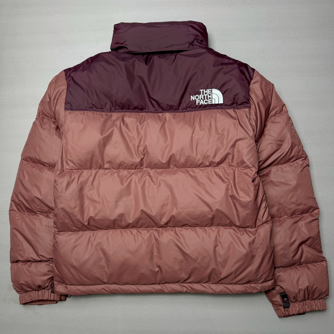 图片[2]-＃K版暖冬福利 全年售后 THE NORTH FACE 1996 Nuptse 北面经典拼色系列户外羽绒服 全程亲手操刀全程跟踪自主订单 纯正美版原版开发回避市场错误版型雷区 中高端提平台外贸客户首选版本 细节领先市场 专治各种艺术家臭毛病 超低售后率 万件现货 稳定供应 永不断码 独家定制特调绒区分市面低价棉服 充绒380克以上蓬松饱和度上手秒懂 辅料材料均独家定制区分市场粗材劣质 原版定制防水面料随意检测区分市场 全新定制主标NFC 可随意自主手机检测 尺码：XS-XXL 黑色有3XL 粉色XS-XL-选品中心