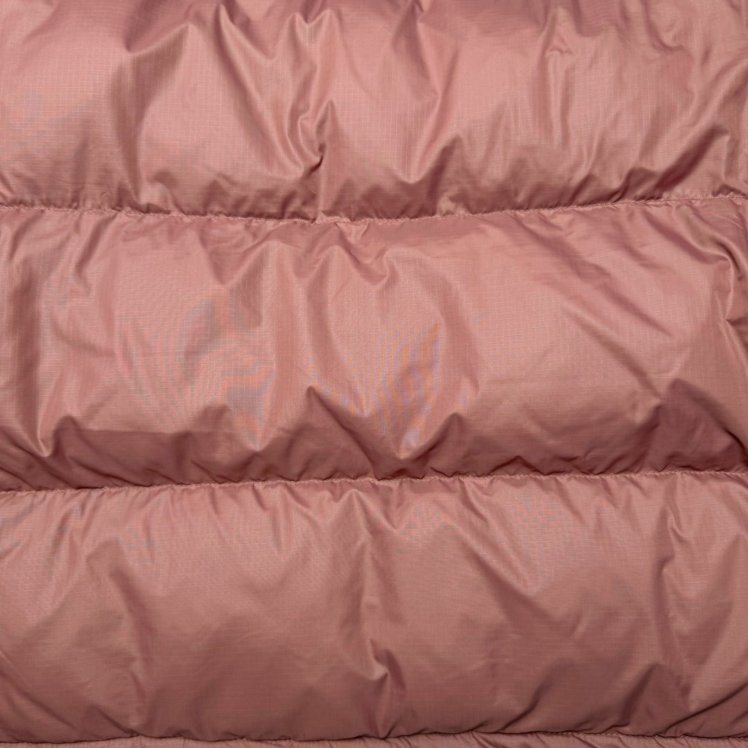 图片[10]-＃K版暖冬福利 全年售后 THE NORTH FACE 1996 Nuptse 北面经典拼色系列户外羽绒服 全程亲手操刀全程跟踪自主订单 纯正美版原版开发回避市场错误版型雷区 中高端提平台外贸客户首选版本 细节领先市场 专治各种艺术家臭毛病 超低售后率 万件现货 稳定供应 永不断码 独家定制特调绒区分市面低价棉服 充绒380克以上蓬松饱和度上手秒懂 辅料材料均独家定制区分市场粗材劣质 原版定制防水面料随意检测区分市场 全新定制主标NFC 可随意自主手机检测 尺码：XS-XXL 黑色有3XL 粉色XS-XL-选品中心