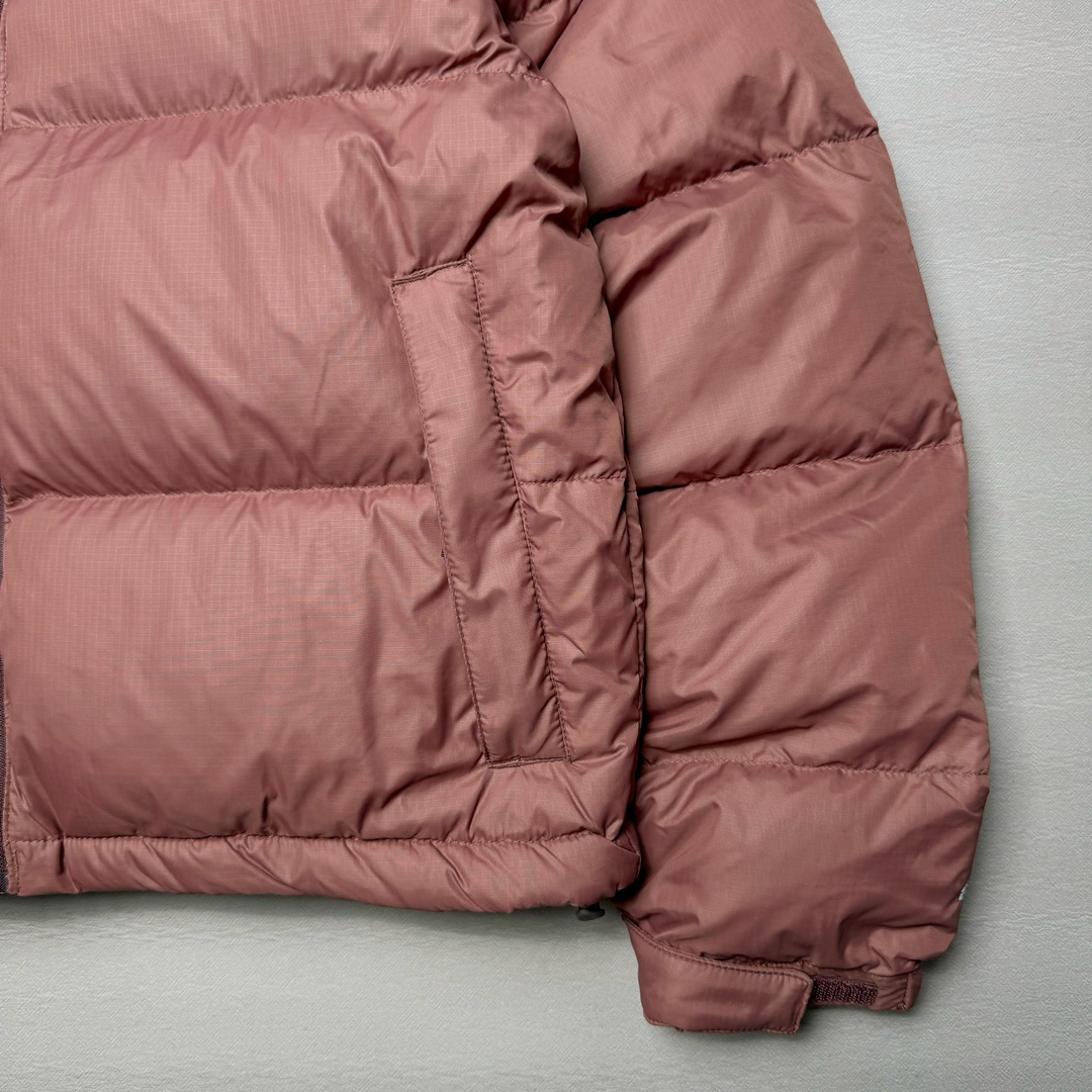 图片[8]-＃K版暖冬福利 全年售后 THE NORTH FACE 1996 Nuptse 北面经典拼色系列户外羽绒服 全程亲手操刀全程跟踪自主订单 纯正美版原版开发回避市场错误版型雷区 中高端提平台外贸客户首选版本 细节领先市场 专治各种艺术家臭毛病 超低售后率 万件现货 稳定供应 永不断码 独家定制特调绒区分市面低价棉服 充绒380克以上蓬松饱和度上手秒懂 辅料材料均独家定制区分市场粗材劣质 原版定制防水面料随意检测区分市场 全新定制主标NFC 可随意自主手机检测 尺码：XS-XXL 黑色有3XL 粉色XS-XL-选品中心