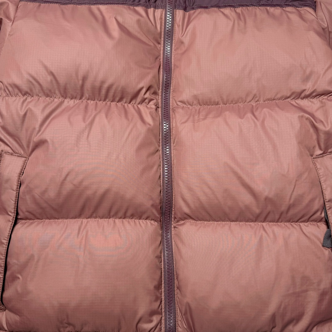 图片[7]-＃K版暖冬福利 全年售后 THE NORTH FACE 1996 Nuptse 北面经典拼色系列户外羽绒服 全程亲手操刀全程跟踪自主订单 纯正美版原版开发回避市场错误版型雷区 中高端提平台外贸客户首选版本 细节领先市场 专治各种艺术家臭毛病 超低售后率 万件现货 稳定供应 永不断码 独家定制特调绒区分市面低价棉服 充绒380克以上蓬松饱和度上手秒懂 辅料材料均独家定制区分市场粗材劣质 原版定制防水面料随意检测区分市场 全新定制主标NFC 可随意自主手机检测 尺码：XS-XXL 黑色有3XL 粉色XS-XL-选品中心