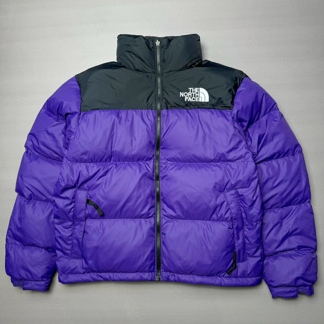 图片[8]-＃K版暖冬福利 全年售后 THE NORTH FACE 1996 Nuptse 北面经典拼色系列户外羽绒服 全程亲手操刀全程跟踪自主订单 纯正美版原版开发回避市场错误版型雷区 中高端提平台外贸客户首选版本 细节领先市场 专治各种艺术家臭毛病 超低售后率 万件现货 稳定供应 永不断码 独家定制特调绒区分市面低价棉服 充绒380克以上蓬松饱和度上手秒懂 辅料材料均独家定制区分市场粗材劣质 原版定制防水面料随意检测区分市场 全新定制主标NFC 可随意自主手机检测 尺码：XS-XXL 黑色有3XL 粉色XS-XL-选品中心