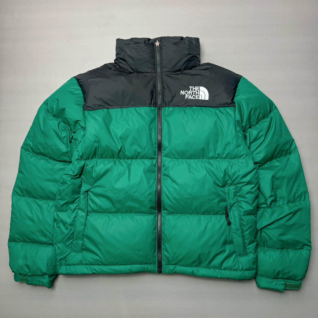 图片[7]-＃K版暖冬福利 全年售后 THE NORTH FACE 1996 Nuptse 北面经典拼色系列户外羽绒服 全程亲手操刀全程跟踪自主订单 纯正美版原版开发回避市场错误版型雷区 中高端提平台外贸客户首选版本 细节领先市场 专治各种艺术家臭毛病 超低售后率 万件现货 稳定供应 永不断码 独家定制特调绒区分市面低价棉服 充绒380克以上蓬松饱和度上手秒懂 辅料材料均独家定制区分市场粗材劣质 原版定制防水面料随意检测区分市场 全新定制主标NFC 可随意自主手机检测 尺码：XS-XXL 黑色有3XL 粉色XS-XL-选品中心