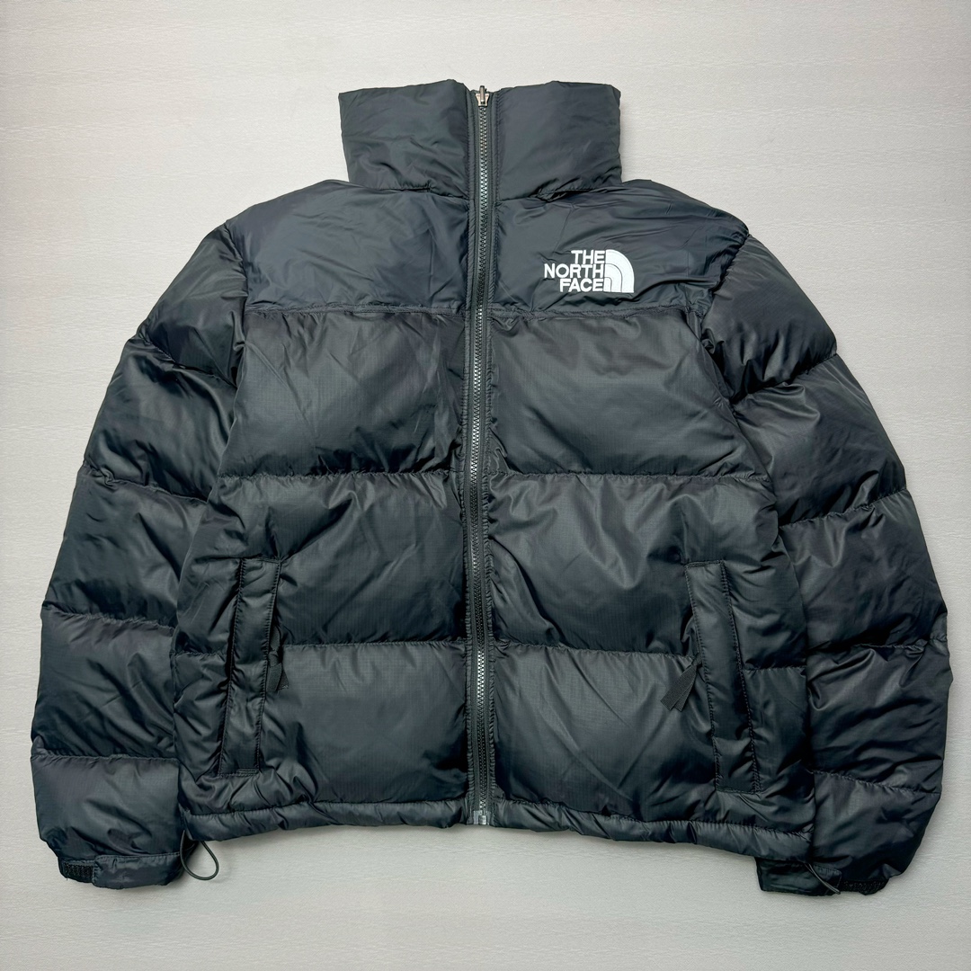 ＃K版暖冬福利 全年售后 THE NORTH FACE 1996 Nuptse 北面经典拼色系列户外羽绒服 全程亲手操刀全程跟踪自主订单 纯正美版原版开发回避市场错误版型雷区 中高端提平台外贸客户首选版本 细节领先市场 专治各种艺术家臭毛病 超低售后率 万件现货 稳定供应 永不断码 独家定制特调绒区分市面低价棉服 充绒380克以上蓬松饱和度上手秒懂 辅料材料均独家定制区分市场粗材劣质 原版定制防水面料随意检测区分市场 全新定制主标NFC 可随意自主手机检测 尺码：XS-XXL 黑色有3XL 粉色XS-XL-选品中心