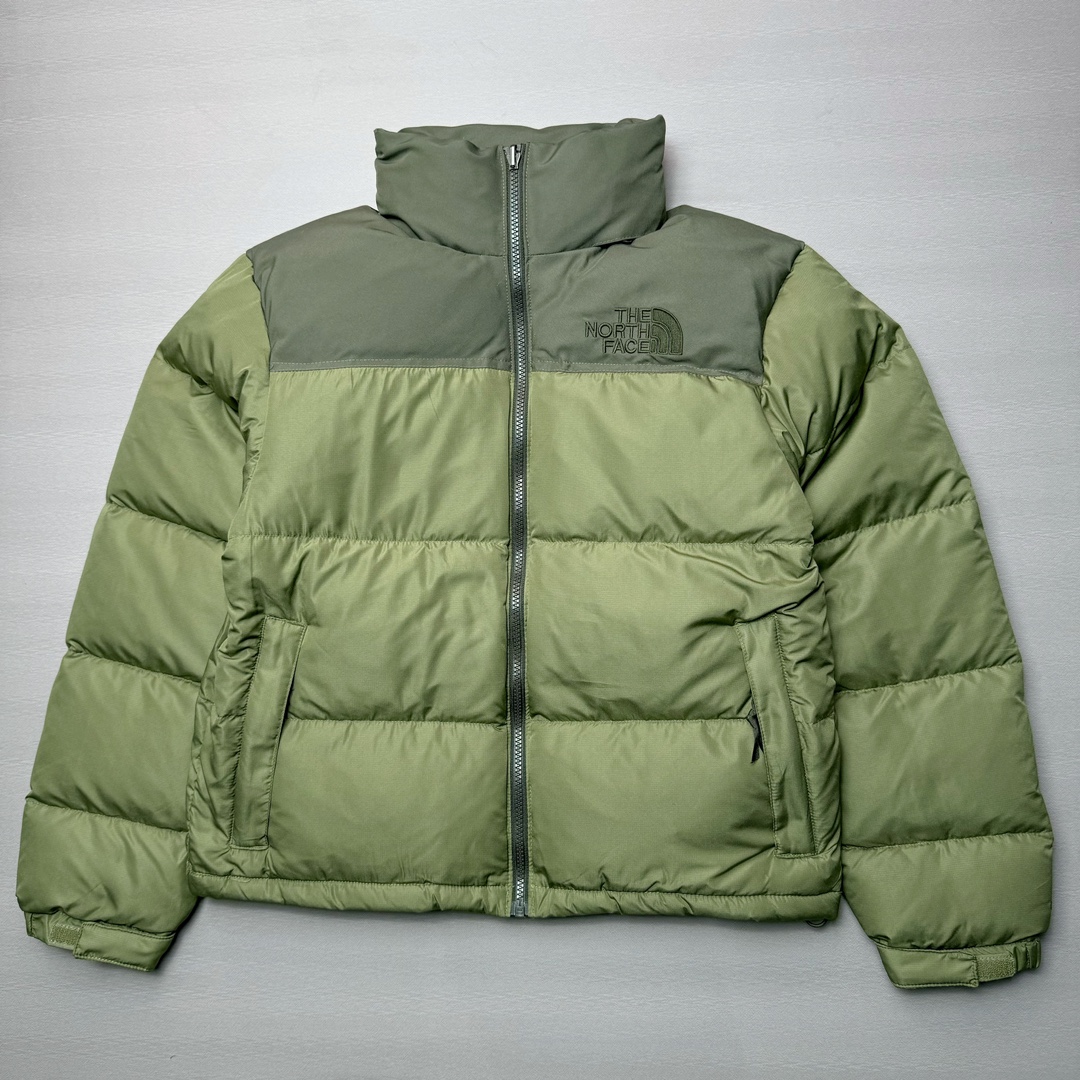 图片[6]-＃K版暖冬福利 全年售后 THE NORTH FACE 1996 Nuptse 北面经典拼色系列户外羽绒服 全程亲手操刀全程跟踪自主订单 纯正美版原版开发回避市场错误版型雷区 中高端提平台外贸客户首选版本 细节领先市场 专治各种艺术家臭毛病 超低售后率 万件现货 稳定供应 永不断码 独家定制特调绒区分市面低价棉服 充绒380克以上蓬松饱和度上手秒懂 辅料材料均独家定制区分市场粗材劣质 原版定制防水面料随意检测区分市场 全新定制主标NFC 可随意自主手机检测 尺码：XS-XXL 黑色有3XL 粉色XS-XL-选品中心