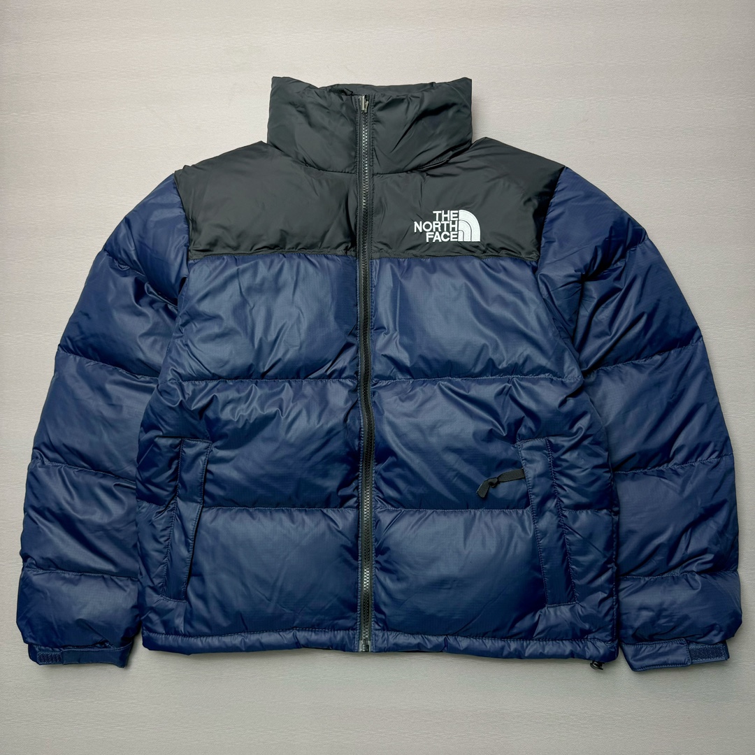 图片[9]-＃K版暖冬福利 全年售后 THE NORTH FACE 1996 Nuptse 北面经典拼色系列户外羽绒服 全程亲手操刀全程跟踪自主订单 纯正美版原版开发回避市场错误版型雷区 中高端提平台外贸客户首选版本 细节领先市场 专治各种艺术家臭毛病 超低售后率 万件现货 稳定供应 永不断码 独家定制特调绒区分市面低价棉服 充绒380克以上蓬松饱和度上手秒懂 辅料材料均独家定制区分市场粗材劣质 原版定制防水面料随意检测区分市场 全新定制主标NFC 可随意自主手机检测 尺码：XS-XXL 黑色有3XL 粉色XS-XL-选品中心