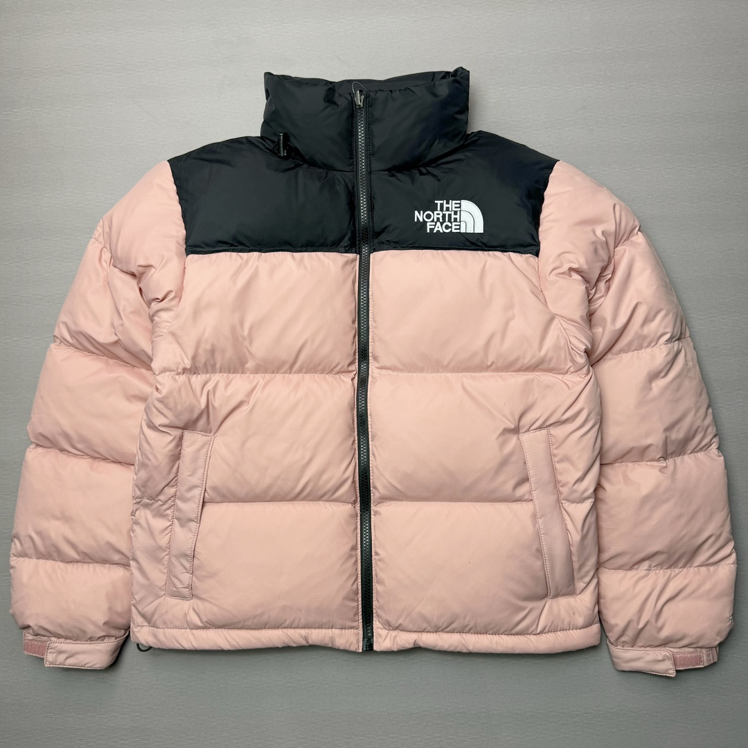 图片[2]-＃K版暖冬福利 全年售后 THE NORTH FACE 1996 Nuptse 北面经典拼色系列户外羽绒服 全程亲手操刀全程跟踪自主订单 纯正美版原版开发回避市场错误版型雷区 中高端提平台外贸客户首选版本 细节领先市场 专治各种艺术家臭毛病 超低售后率 万件现货 稳定供应 永不断码 独家定制特调绒区分市面低价棉服 充绒380克以上蓬松饱和度上手秒懂 辅料材料均独家定制区分市场粗材劣质 原版定制防水面料随意检测区分市场 全新定制主标NFC 可随意自主手机检测 尺码：XS-XXL 黑色有3XL 粉色XS-XL-选品中心
