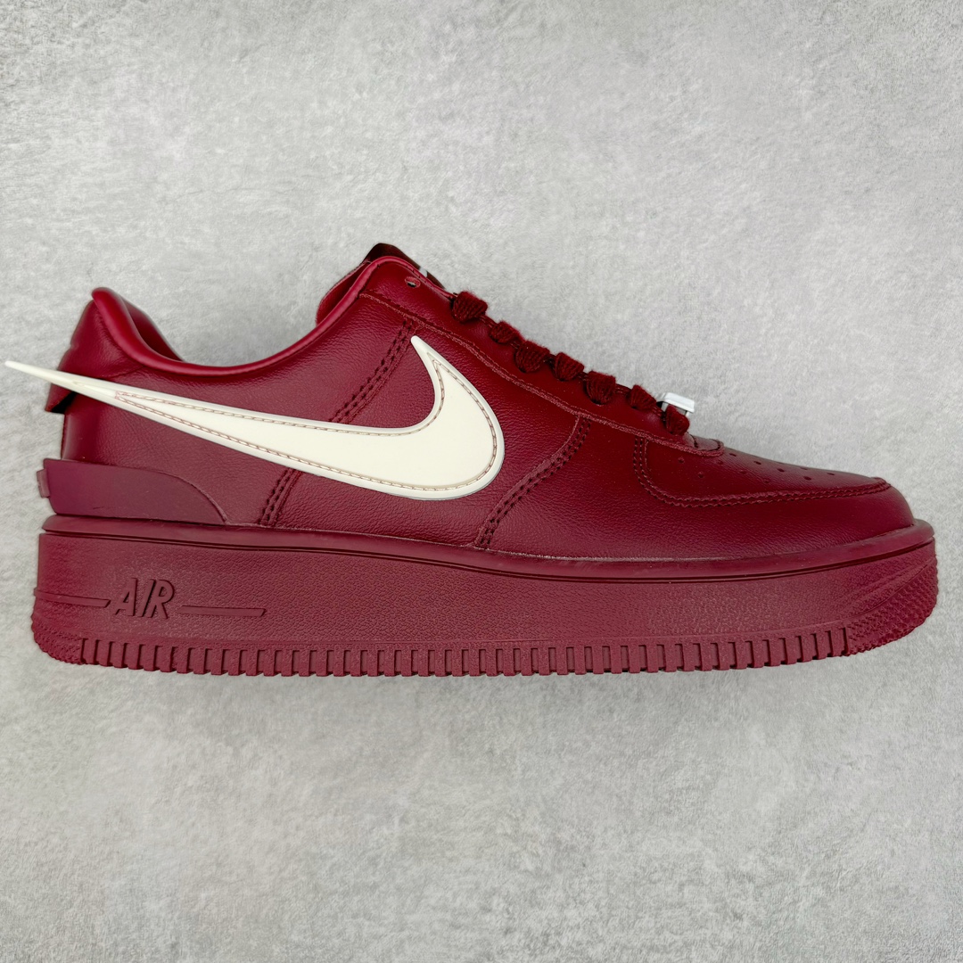 AMBUSH x NK Air Force 1 Low 空军一号宽底版系列低帮百搭休闲运动板鞋 联名大钩 DV3464-108 在 Yoon Ahn 的职权范围内 AMBUSH 已经确立了自己在日本街头服饰生态系统中的主要地位 同时通过 Air Adjust Force 和一系列 Dunks 的合作帮助 他们最近在美国的东亚印记显着扩大 预计将在这个假期首次亮相 该品牌现在将其人才带入 Air Force 1，这是这两个群体年轻的四年关系中的第一次 除了之前看到的“白/黑”AF1 后者的结构始终采用优质工具 鞋面采用高端滚纹皮革 而 AMBUSH 品牌的鞋跟夹和加长的摩托车尾管 Swooshes 为下面所示的包覆设计注入了个性 相对于标志性的“三重黑”美学 深黑色产品享有上述色调的完全色调处理 除了它的中足格纹和上鞋舌品牌 它用清爽的白色细节和镀铬杜布拉斯照亮了漆黑的整体 “皇家蓝”锚定了从鞋垫到第二套服装不间断鞋底单元的所有东西 而与上述相同的装饰 – 包括鞋跟标签 – 以名义上的黄色阴影结束 尺码：36 36.5 37.5 38 38.5 39 40 40.5 41 42 42.5 43 44 44.5 45-选品中心