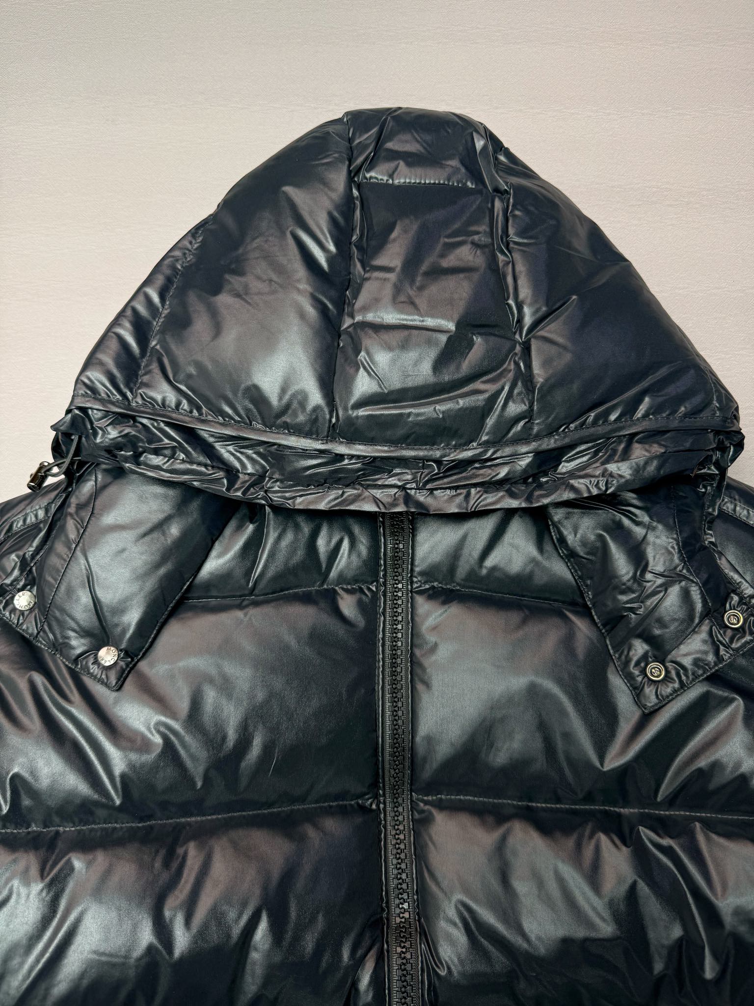 图片[2]-＃暖冬福利 Moncler Maya 蒙口玛雅专柜系列爆款 现货操作6000件 陈奕迅同款明星同款 亮光面连帽羽绒服 可拆卸帽子 专属定制纽扣可调节 双向品牌拉链 蒙口专用镭射防伪标 上身轻盈舒适 颜色：哑光 尺码：1–6码-选品中心