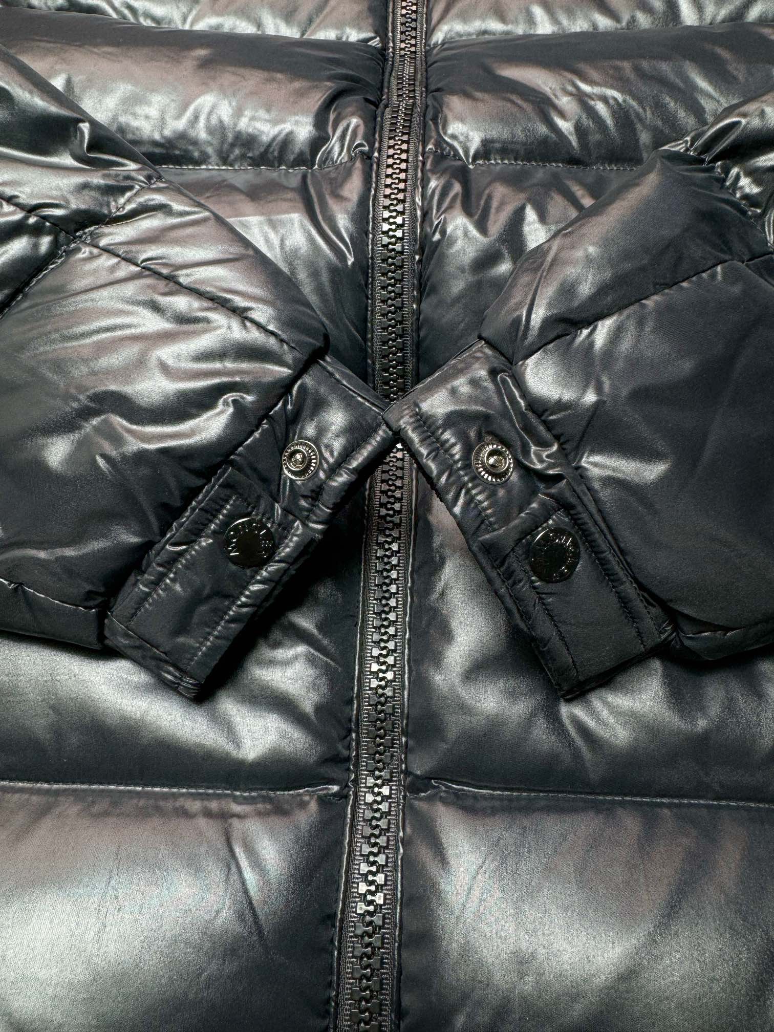 图片[6]-＃暖冬福利 Moncler Maya 蒙口玛雅专柜系列爆款 现货操作6000件 陈奕迅同款明星同款 亮光面连帽羽绒服 可拆卸帽子 专属定制纽扣可调节 双向品牌拉链 蒙口专用镭射防伪标 上身轻盈舒适 颜色：哑光 尺码：1–6码-选品中心