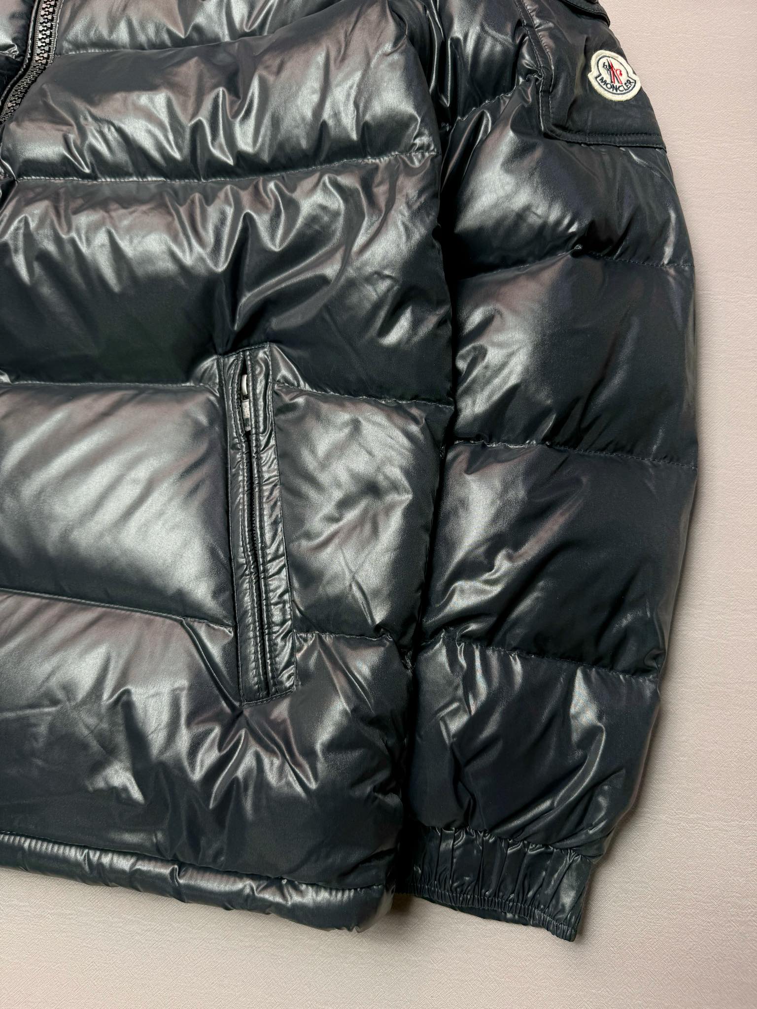 图片[5]-＃暖冬福利 Moncler Maya 蒙口玛雅专柜系列爆款 现货操作6000件 陈奕迅同款明星同款 亮光面连帽羽绒服 可拆卸帽子 专属定制纽扣可调节 双向品牌拉链 蒙口专用镭射防伪标 上身轻盈舒适 颜色：哑光 尺码：1–6码-选品中心