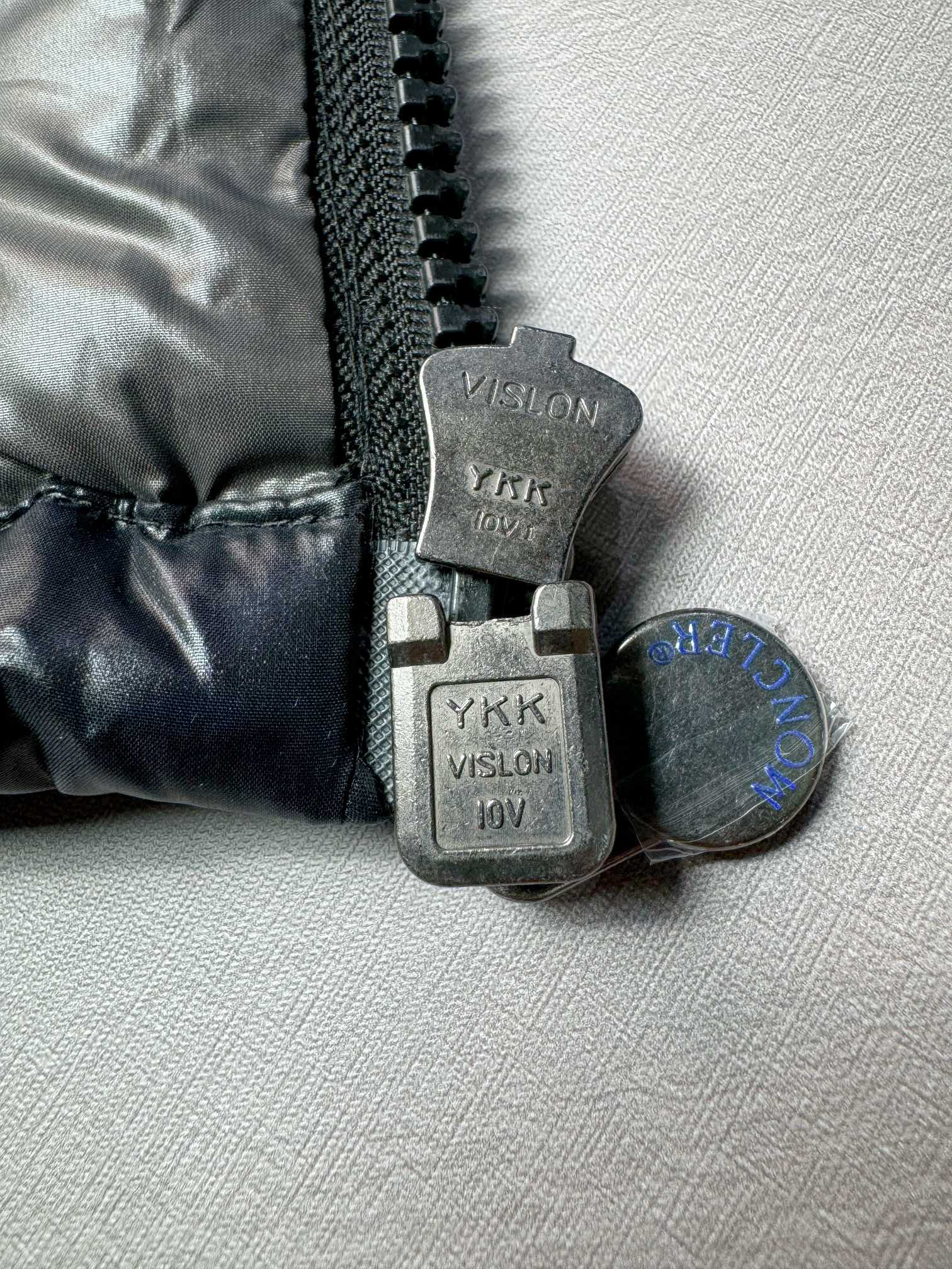 图片[12]-＃暖冬福利 Moncler Maya 蒙口玛雅专柜系列爆款 现货操作6000件 陈奕迅同款明星同款 亮光面连帽羽绒服 可拆卸帽子 专属定制纽扣可调节 双向品牌拉链 蒙口专用镭射防伪标 上身轻盈舒适 颜色：哑光 尺码：1–6码-选品中心