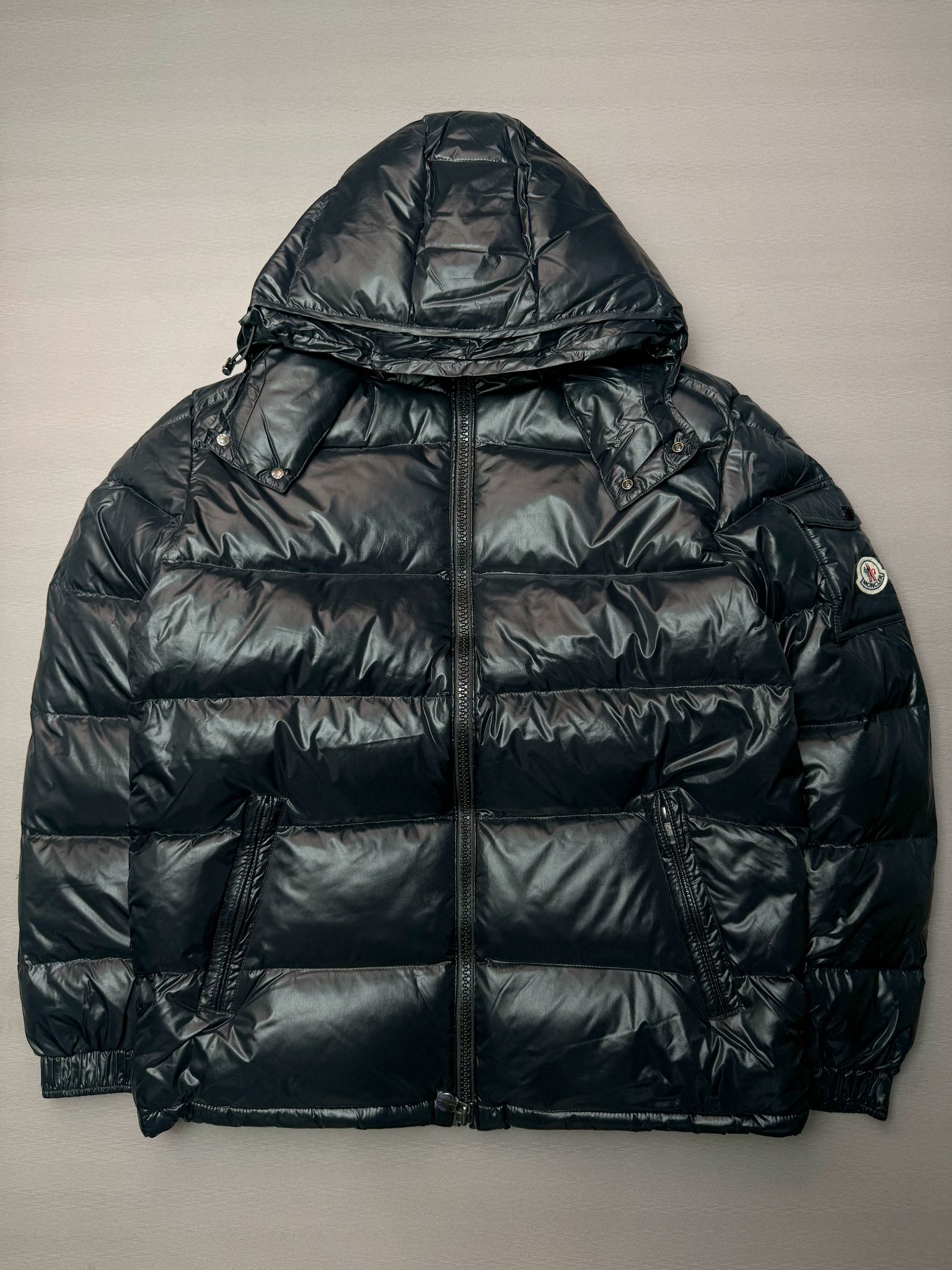 ＃暖冬福利 Moncler Maya 蒙口玛雅专柜系列爆款 现货操作6000件 陈奕迅同款明星同款 亮光面连帽羽绒服 可拆卸帽子 专属定制纽扣可调节 双向品牌拉链 蒙口专用镭射防伪标 上身轻盈舒适 颜色：哑光 尺码：1–6码-选品中心