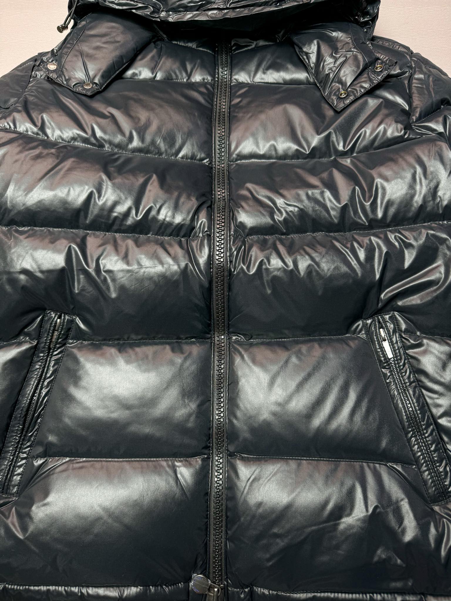 图片[3]-＃暖冬福利 Moncler Maya 蒙口玛雅专柜系列爆款 现货操作6000件 陈奕迅同款明星同款 亮光面连帽羽绒服 可拆卸帽子 专属定制纽扣可调节 双向品牌拉链 蒙口专用镭射防伪标 上身轻盈舒适 颜色：哑光 尺码：1–6码-选品中心