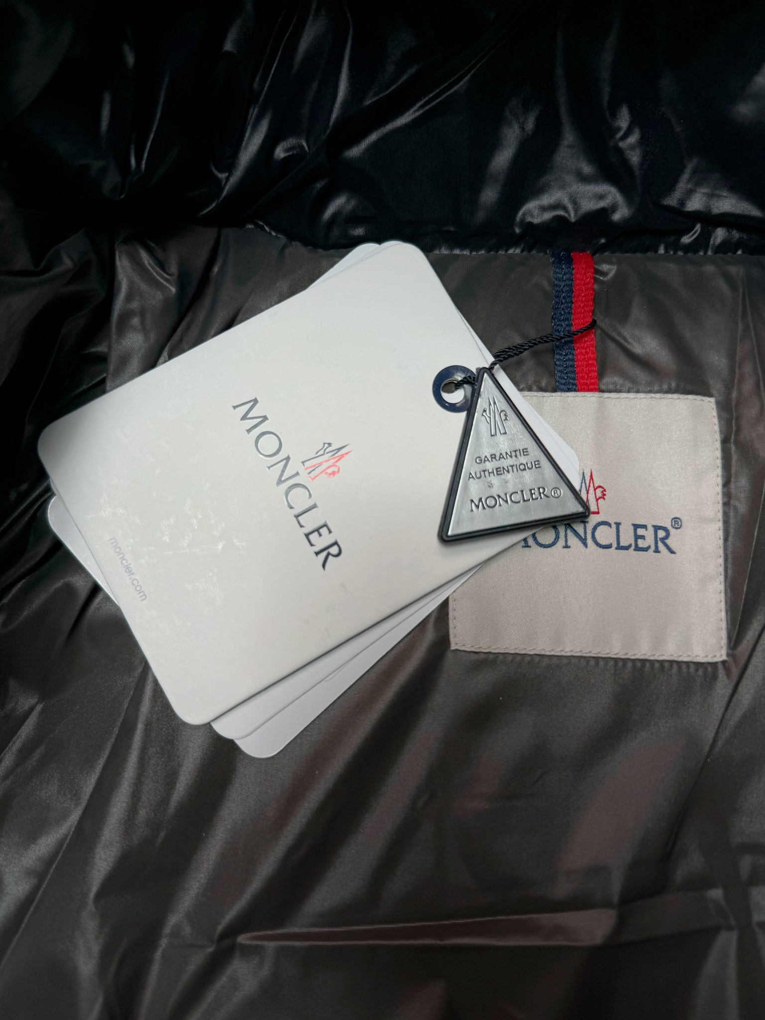 图片[8]-＃暖冬福利 Moncler Maya 蒙口玛雅专柜系列爆款 现货操作6000件 陈奕迅同款明星同款 亮光面连帽羽绒服 可拆卸帽子 专属定制纽扣可调节 双向品牌拉链 蒙口专用镭射防伪标 上身轻盈舒适 颜色：哑光 尺码：1–6码-选品中心