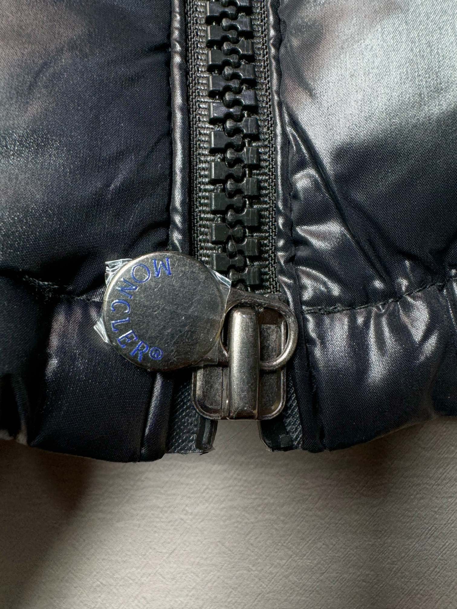 图片[7]-＃暖冬福利 Moncler Maya 蒙口玛雅专柜系列爆款 现货操作6000件 陈奕迅同款明星同款 亮光面连帽羽绒服 可拆卸帽子 专属定制纽扣可调节 双向品牌拉链 蒙口专用镭射防伪标 上身轻盈舒适 颜色：哑光 尺码：1–6码-选品中心