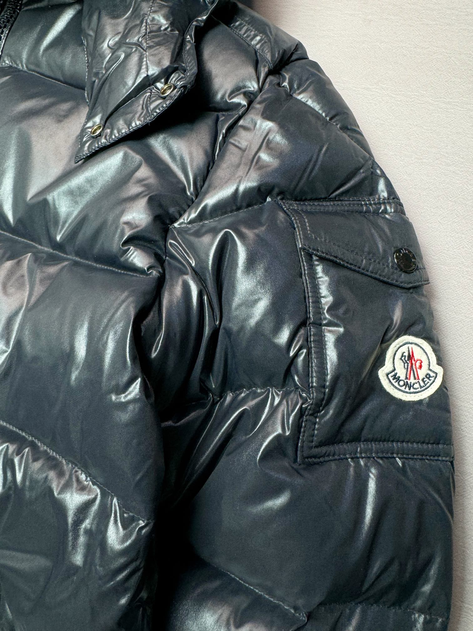 图片[4]-＃暖冬福利 Moncler Maya 蒙口玛雅专柜系列爆款 现货操作6000件 陈奕迅同款明星同款 亮光面连帽羽绒服 可拆卸帽子 专属定制纽扣可调节 双向品牌拉链 蒙口专用镭射防伪标 上身轻盈舒适 颜色：哑光 尺码：1–6码-选品中心