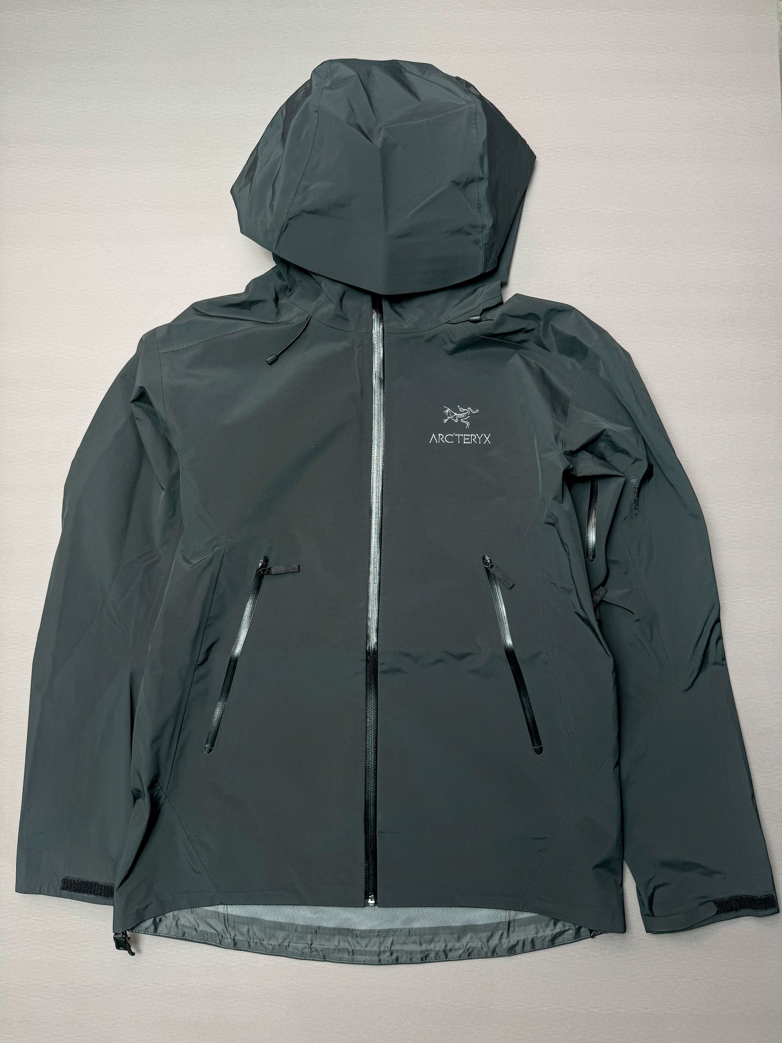 ＃TZD Arcteryx Beta Lt 始祖鸟贝塔软壳连帽冲锋衣外套 台州顶级批次 现货供应 面料采用原厂防水N100d-X 3L ISO标准90（ISO4）级别的 GORE-TEX PRO 科技面料 透气性达到原厂标准5000+数值 面料特点 防污 防风 防尘 做到三防 耐寒 保温 男女同款 版型宽松百搭 户外运动防水 全套五金原厂定制Logo 无论是户外出行 还是日常通勤都是衣橱必备单品 尺码：S-XL-选品中心