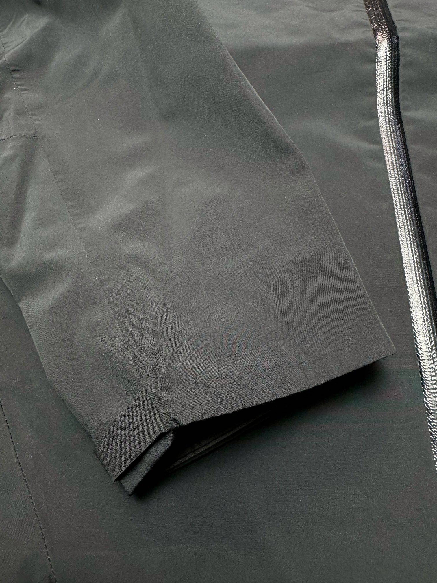 图片[10]-＃TZD Arcteryx Beta Lt 始祖鸟贝塔软壳连帽冲锋衣外套 台州顶级批次 现货供应 面料采用原厂防水N100d-X 3L ISO标准90（ISO4）级别的 GORE-TEX PRO 科技面料 透气性达到原厂标准5000+数值 面料特点 防污 防风 防尘 做到三防 耐寒 保温 男女同款 版型宽松百搭 户外运动防水 全套五金原厂定制Logo 无论是户外出行 还是日常通勤都是衣橱必备单品 尺码：S-XL-选品中心